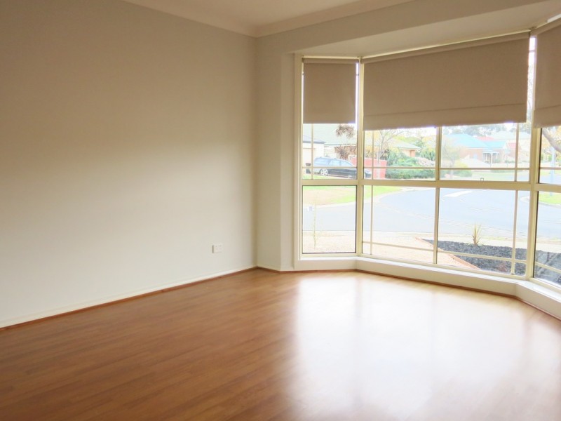 3 Cobblestone Green, Caroline Springs VIC 3023