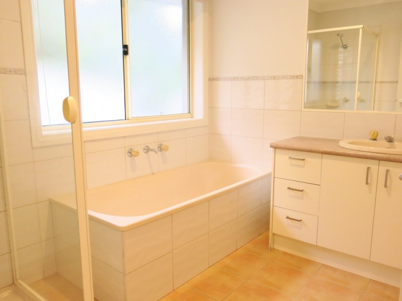 3 Cobblestone Green, Caroline Springs VIC 3023