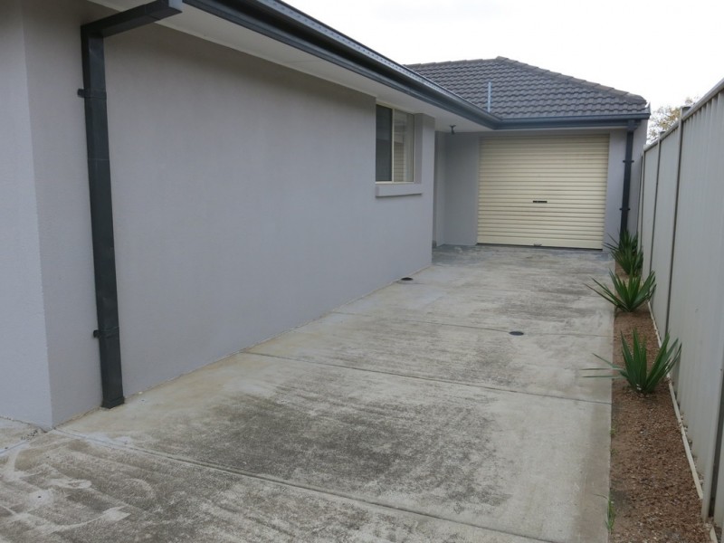 3 Cobblestone Green, Caroline Springs VIC 3023