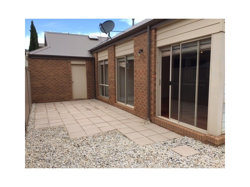 16 Cobaw Circuit, Caroline Springs VIC 3023