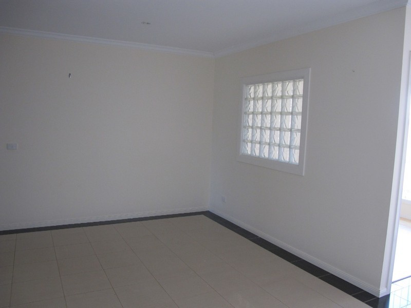 2B Orchid Square, Sydenham VIC 3037
