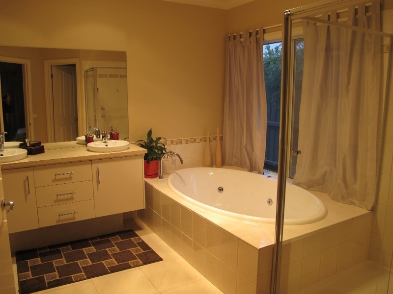 34 Heysen Parkway, Caroline Springs VIC 3023