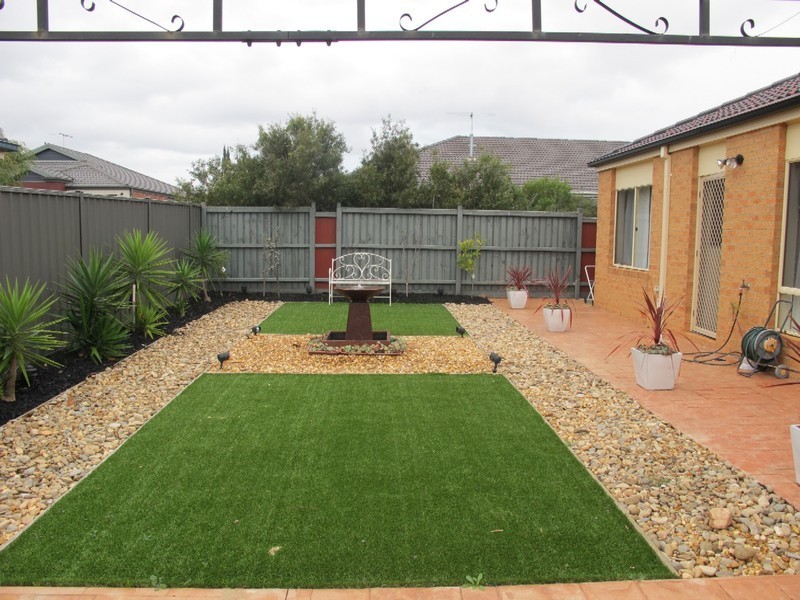 34 Heysen Parkway, Caroline Springs VIC 3023