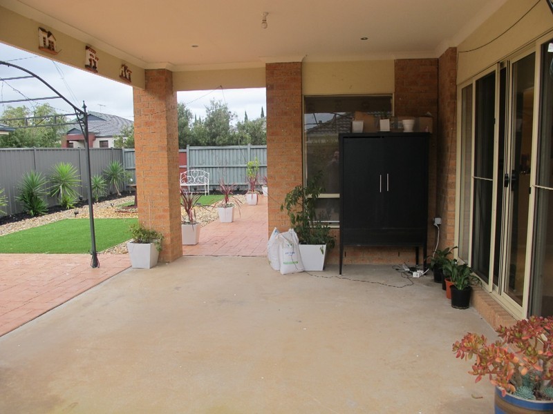 34 Heysen Parkway, Caroline Springs VIC 3023