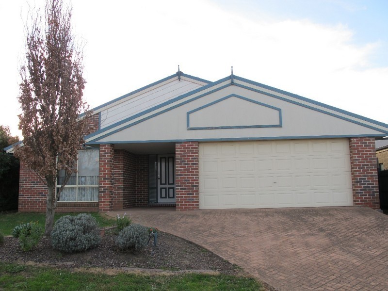 35 Berthon Crescent, Hillside VIC 3037