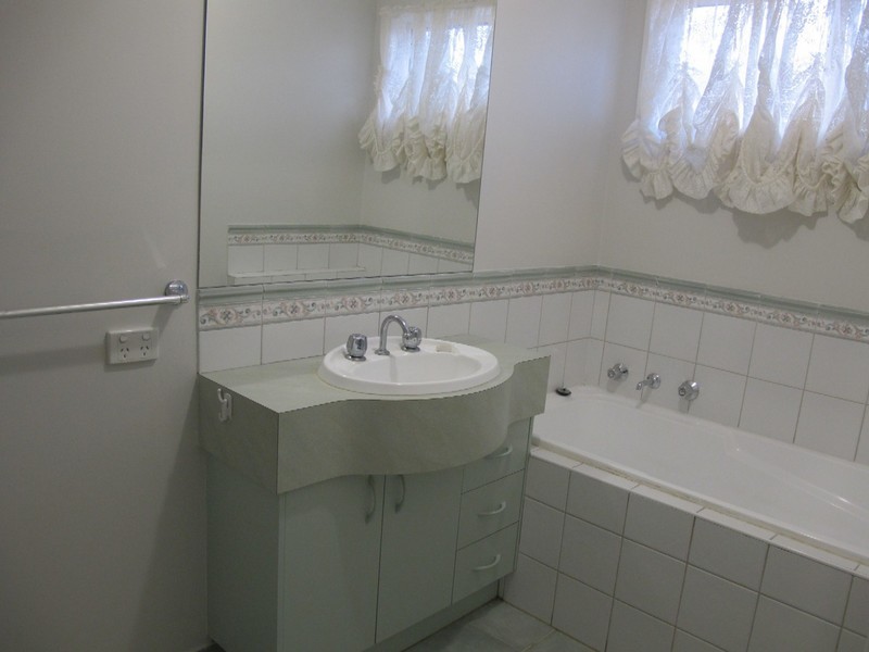 35 Berthon Crescent, Hillside VIC 3037