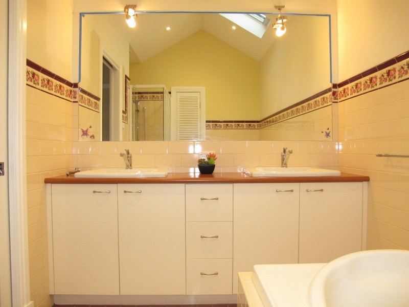 12 Whitmore Place, Hillside VIC 3037