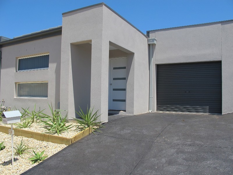 28/40 McCubbin Way, Caroline Springs VIC 3023