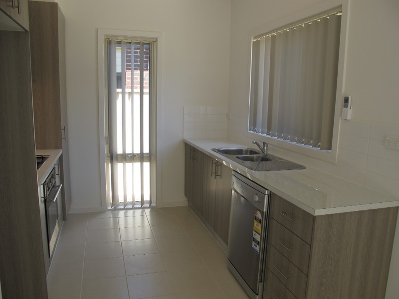 28/40 McCubbin Way, Caroline Springs VIC 3023