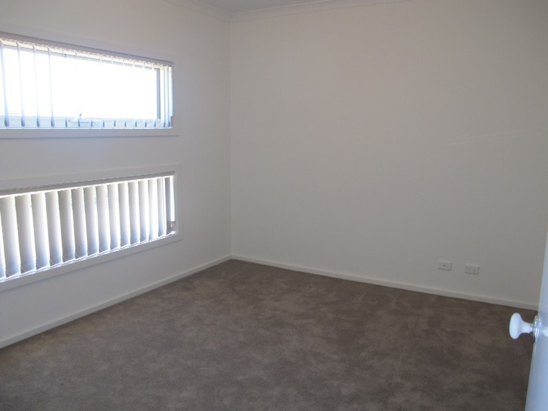 28/40 McCubbin Way, Caroline Springs VIC 3023