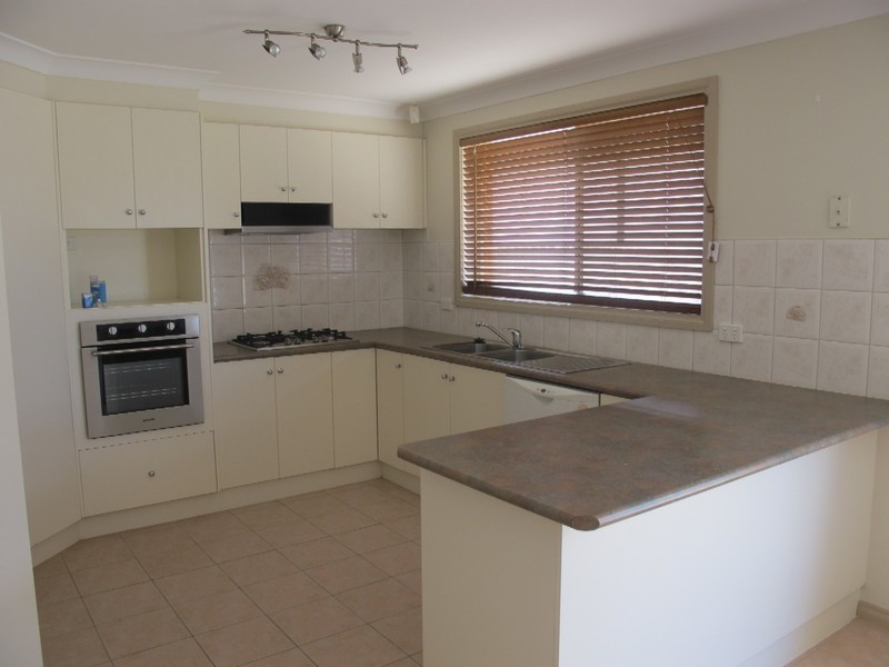 2 Isabel Close, Caroline Springs VIC 3023
