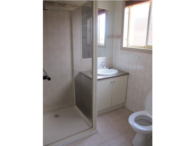 2 Isabel Close, Caroline Springs VIC 3023