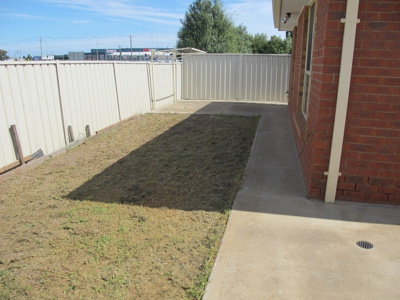 2 Isabel Close, Caroline Springs VIC 3023