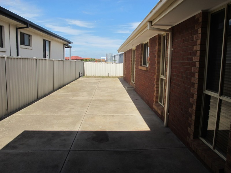 2 Isabel Close, Caroline Springs VIC 3023