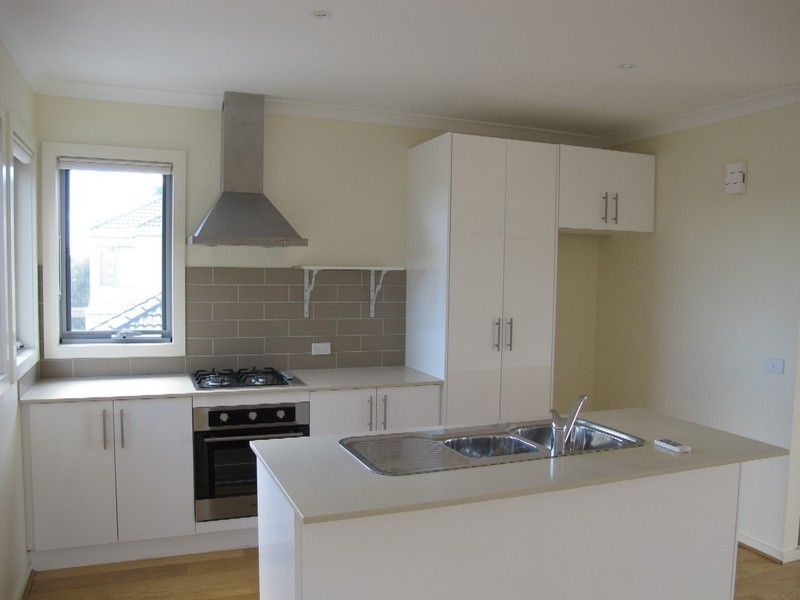 8 Kai Close, Caroline Springs VIC 3023