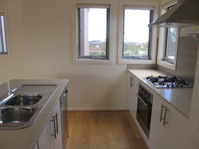 8 Kai Close, Caroline Springs VIC 3023