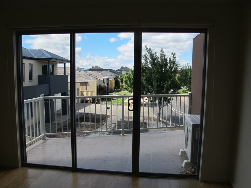 8 Kai Close, Caroline Springs VIC 3023