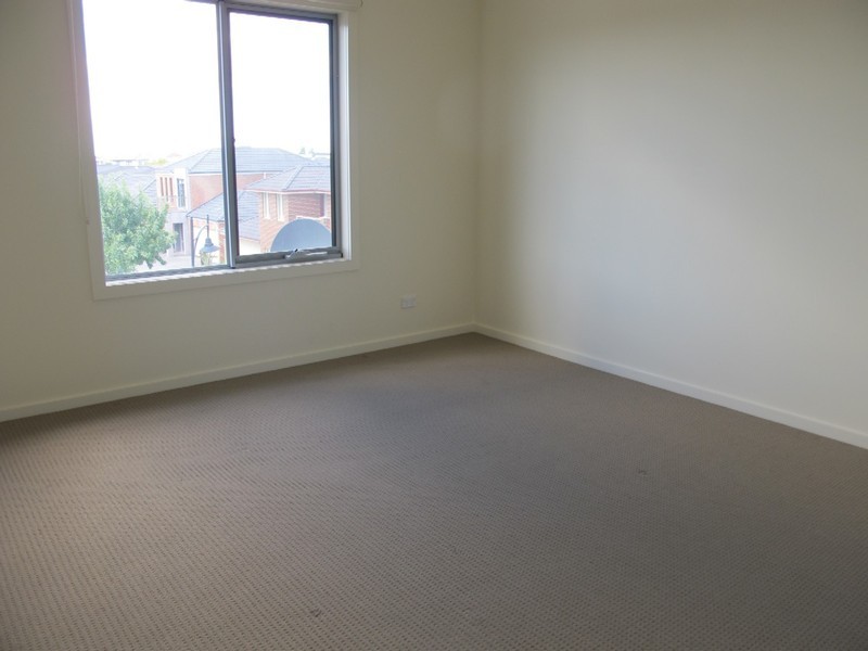 8 Kai Close, Caroline Springs VIC 3023