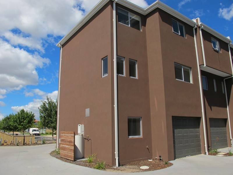 8 Kai Close, Caroline Springs VIC 3023