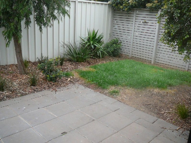 5 Lauffre Walk, Caroline Springs VIC 3023