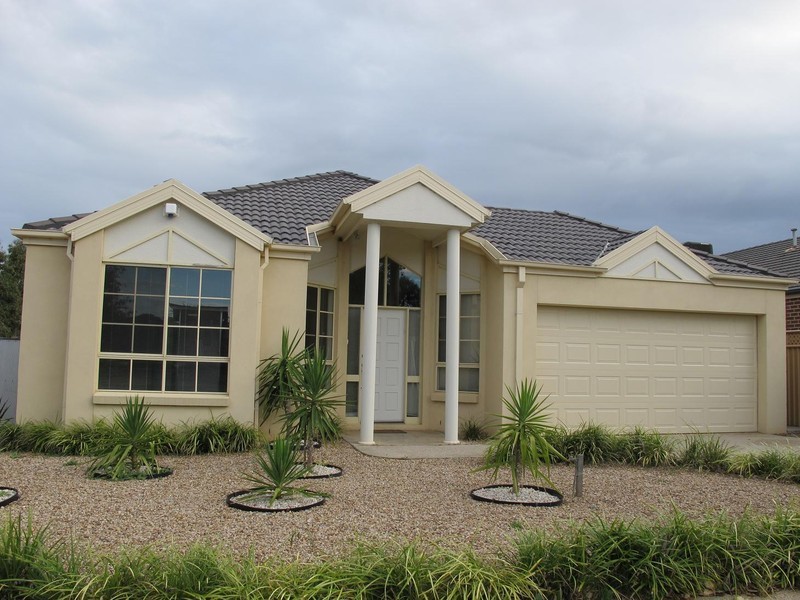 8 Fairbairn Way, Caroline Springs VIC 3023
