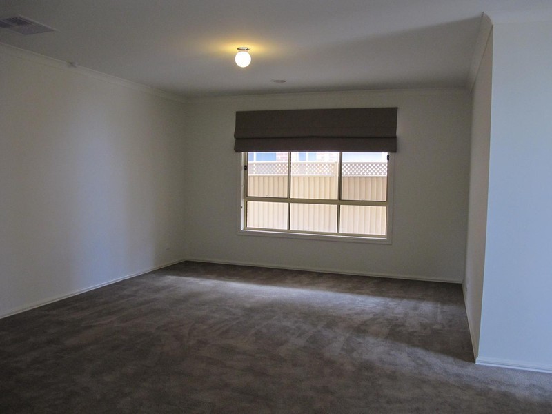 8 Fairbairn Way, Caroline Springs VIC 3023