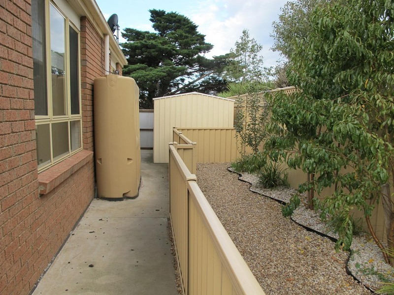 8 Fairbairn Way, Caroline Springs VIC 3023