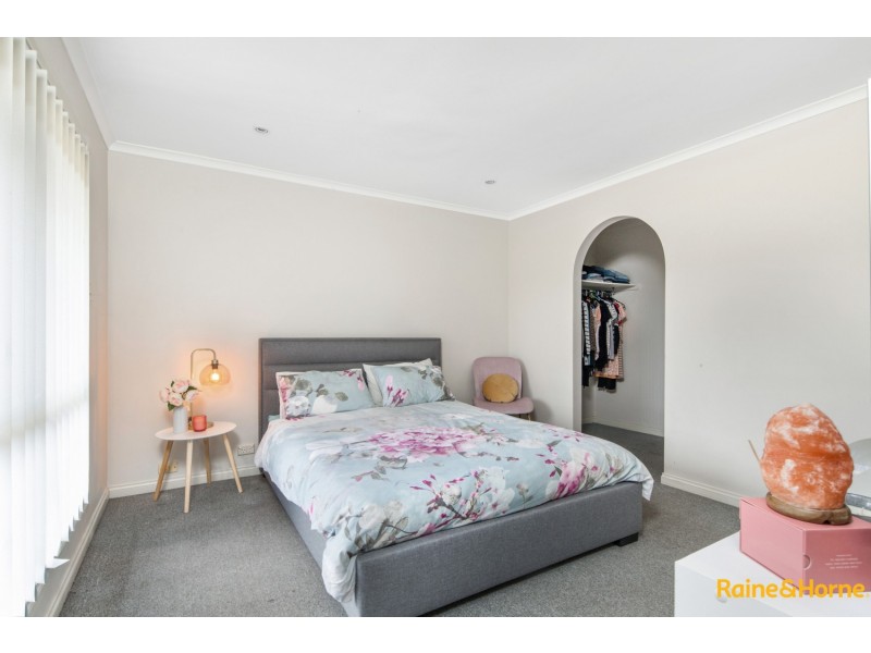 18 Billungah Place, Burnside VIC 3023