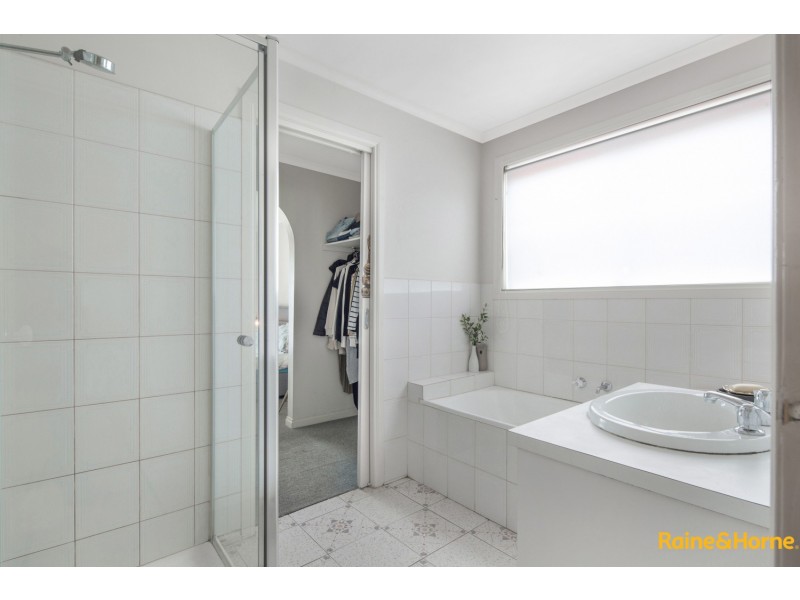 18 Billungah Place, Burnside VIC 3023