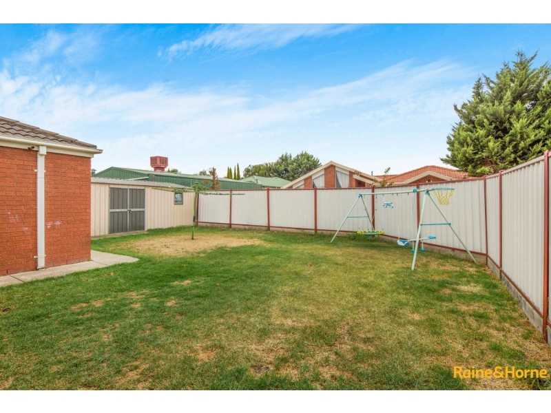 18 Billungah Place, Burnside VIC 3023
