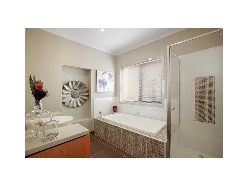 18 Gardenia Way, Caroline Springs VIC 3023