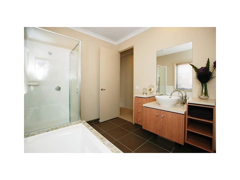 18 Gardenia Way, Caroline Springs VIC 3023