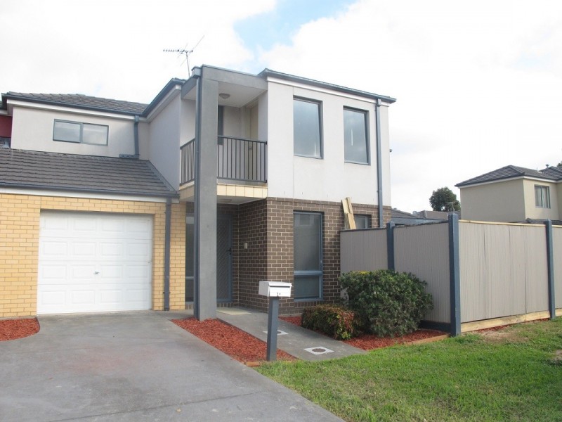 1/8 Sherdley Green, Caroline Springs VIC 3023