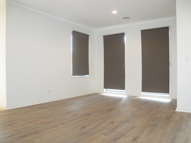 1/8 Sherdley Green, Caroline Springs VIC 3023