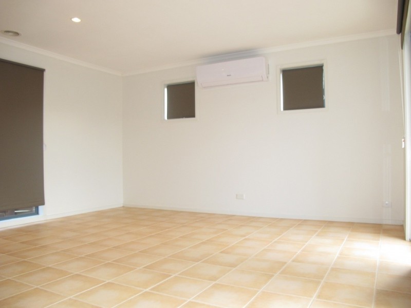 1/8 Sherdley Green, Caroline Springs VIC 3023
