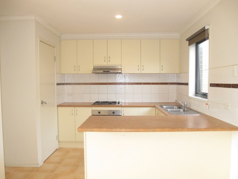 1/8 Sherdley Green, Caroline Springs VIC 3023