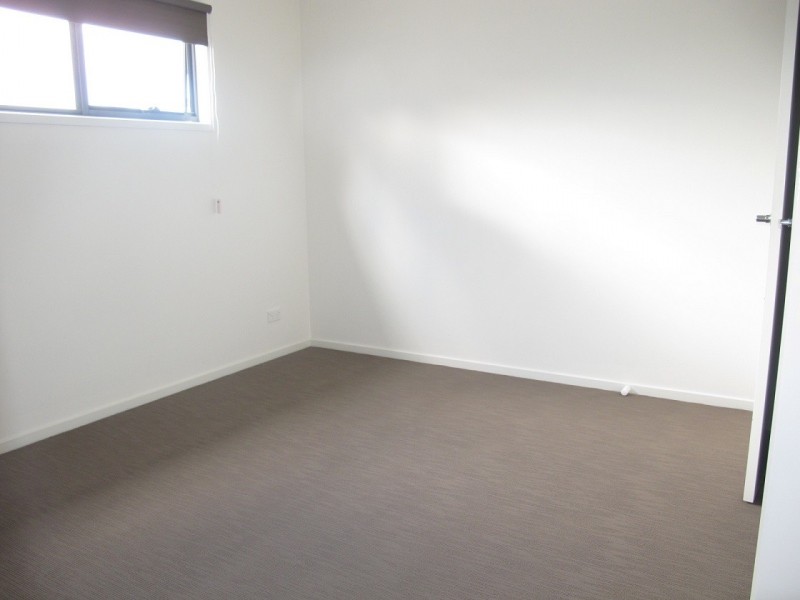 1/8 Sherdley Green, Caroline Springs VIC 3023