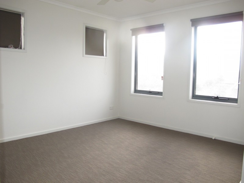1/8 Sherdley Green, Caroline Springs VIC 3023