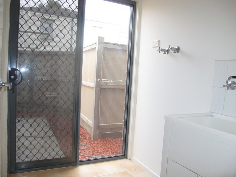 1/8 Sherdley Green, Caroline Springs VIC 3023