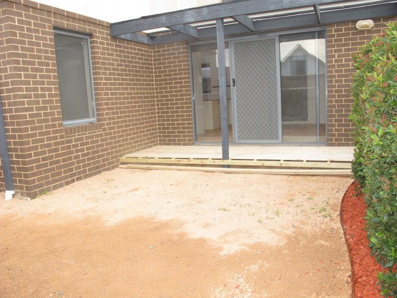 1/8 Sherdley Green, Caroline Springs VIC 3023