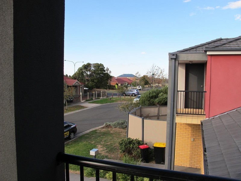 1/8 Sherdley Green, Caroline Springs VIC 3023