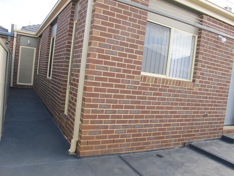 22/40 McCubbin Way, Caroline Springs VIC 3023