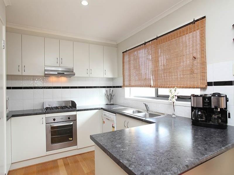 9/8 Sherdley Green, Caroline Springs VIC 3023