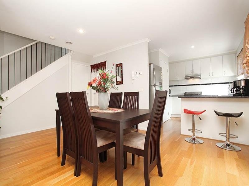 9/8 Sherdley Green, Caroline Springs VIC 3023