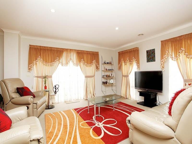 9/8 Sherdley Green, Caroline Springs VIC 3023