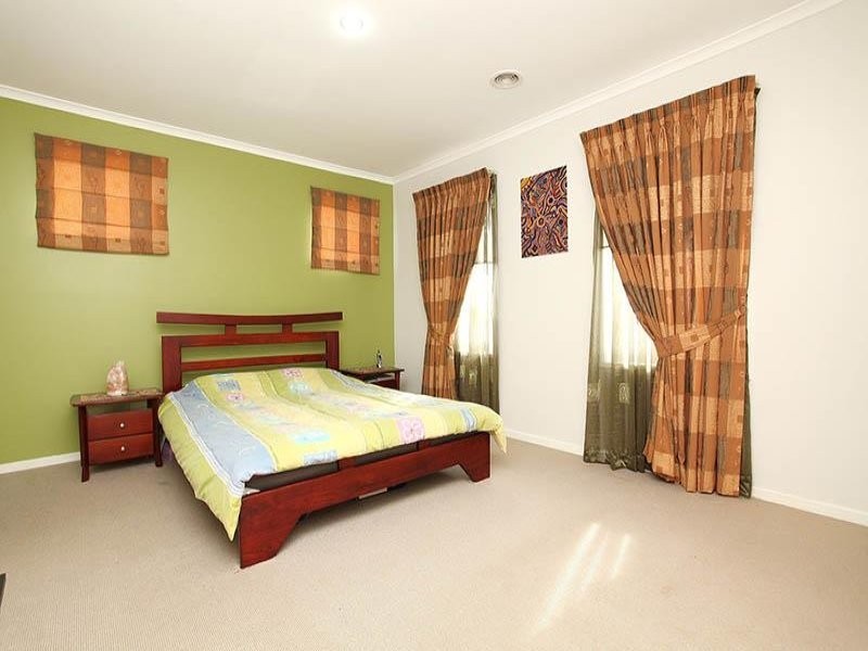 9/8 Sherdley Green, Caroline Springs VIC 3023