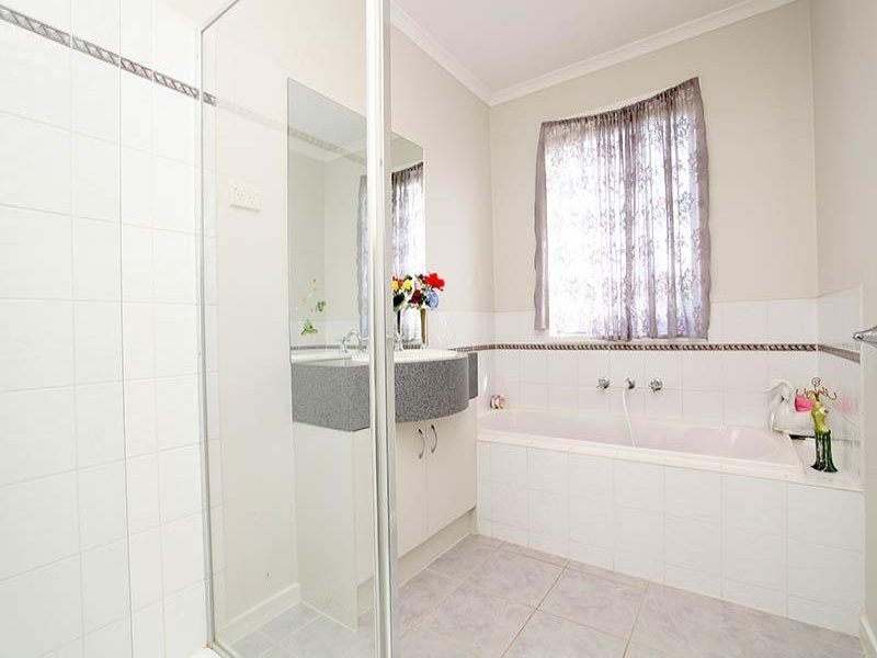 9/8 Sherdley Green, Caroline Springs VIC 3023