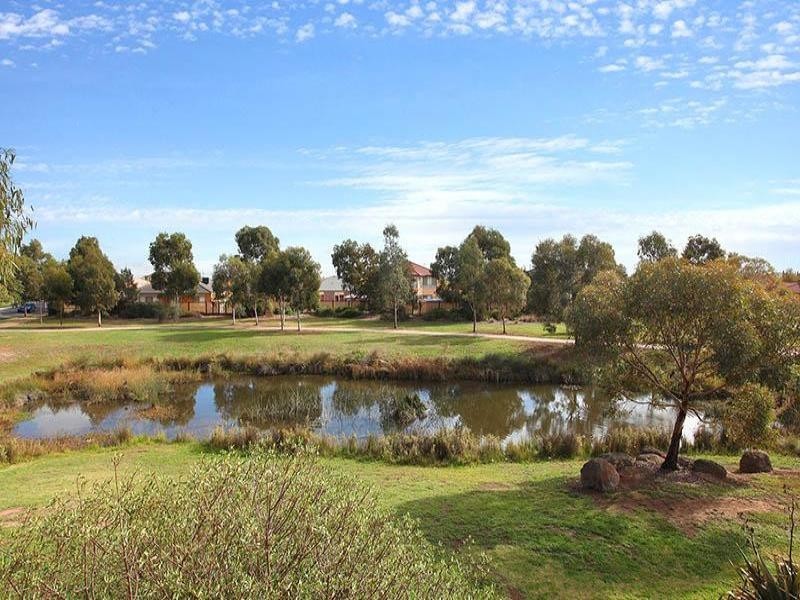 9/8 Sherdley Green, Caroline Springs VIC 3023