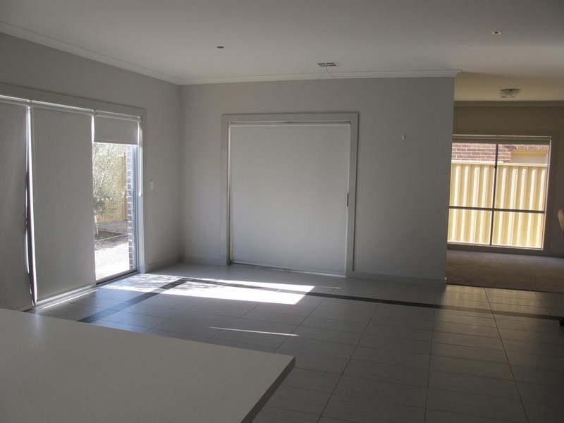 11 Irwin Gardens, Caroline Springs VIC 3023