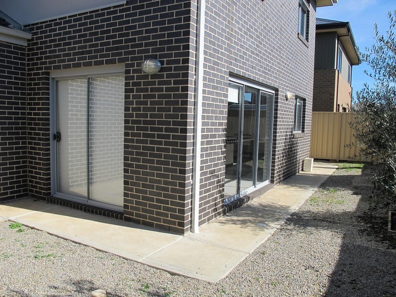 11 Irwin Gardens, Caroline Springs VIC 3023